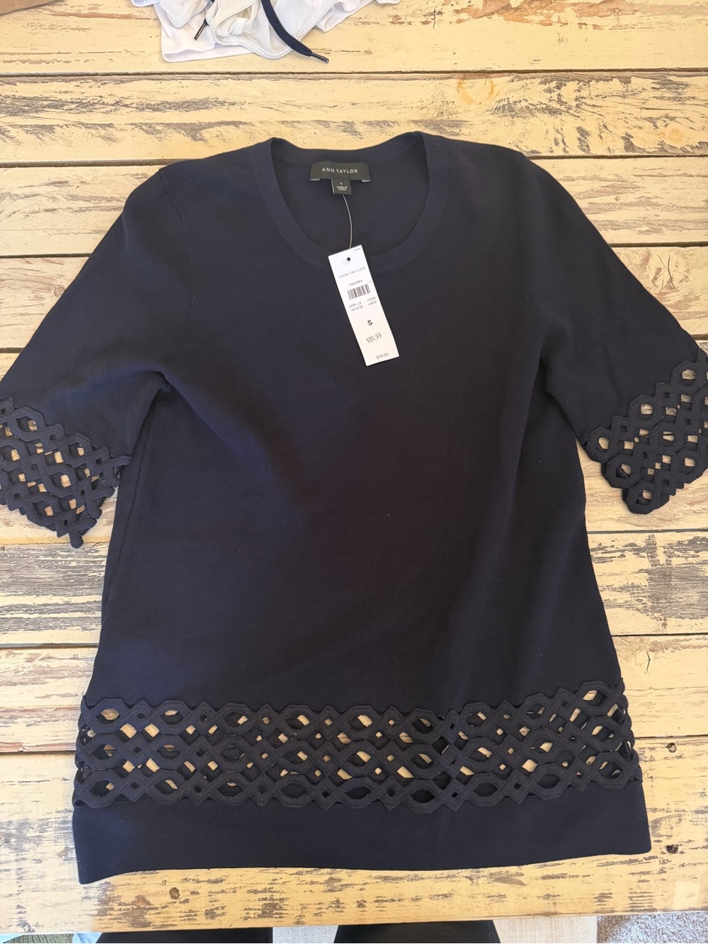 ANN TAYLOR LASER CUT knit TOP - Picture 2 of 3